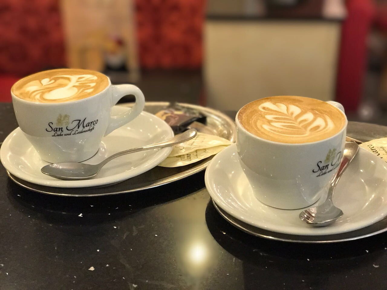 zwei Cappuccino