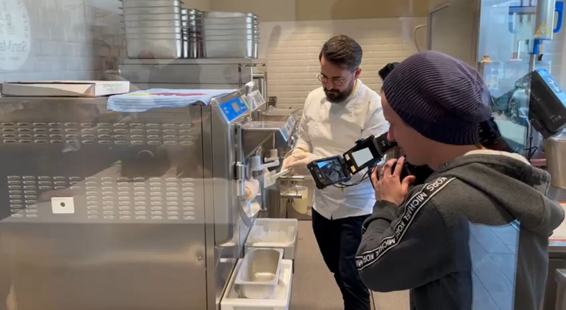 Herr Bevacqua vor Eismaschine